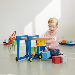 Container crane on wheels